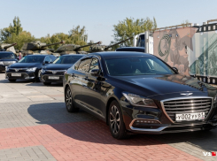 Кортеж из черных иномарок: на чем приехали ВИПы на инаугурацию губернатора Андрея Бочарова, - портал V1.RU