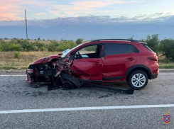 Жутковатая «куча-мала» из автомобилей случилась на трассе между Камышином и Волгоградом, в ней пострадали дети