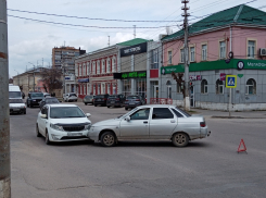 В Камышине горожане обсуждают только что произошедшее ДТП в центре города