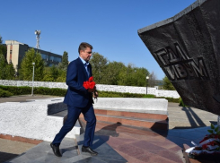 Глава Камышина Станислав Зинченко в одиночестве возложил цветы к мемориалам по случаю памятной даты 3 сентября