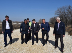 Глава Камышина Станислав Зинченко провел совещание на кладбище