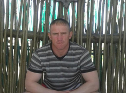 На хуторе Камыши похоронили 40-летнего командира отделения глубинной разведки Дмитрия Илларионова, убитого на Украине