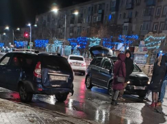 На блестящих праздничной иллюминацией улицах Камышина с первых дней нового года начались ДТП
