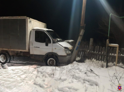 Водитель грузовика врезался в столб и скончался на месте в Волгоградской области