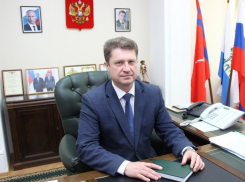 Глава Камышина, «не вставая» с кресла градоначальника, поздравил горожан с Новым годом