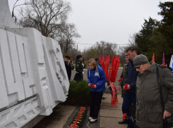 В Камышине возложили цветы к памятному знаку комсомольцам-добровольцам в парке их имени