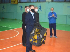 То и дело пропадающий из поля зрения горожан глава Камышина Станислав Зинченко пришел с мячами в спортшколу