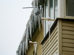 Госжилнадзор жестко предупредил УК в Волгоградской области на предмет «разгула» сосулек