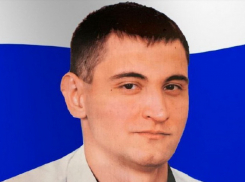 Родным мобилизованного с Камышинского стеклотарного завода Романа Качанова передали орден Мужества героя - им он был награжден посмертно за СВО