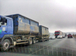 На саратовской трассе у Камышина продолжают скапливаться пробки из-за ремонта дорожного полотна