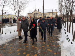 Черные тюльпаны пробились сквозь снег как символы скорби и стойкости: в  Камышинском районе прошла акция памяти