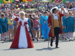 На трибуну камышинского Арбузного фестиваля поднялись чиновники и депутаты, начинается парад-карнавал