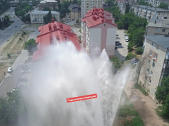 Откуда в Камышине по улице Некрасова хлынули реки - очевидцы показали, как фонтан из коммунального колодца забил на высоту крыш пятиэтажек