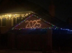 В Камышине окраинный поселок Нефтебазы готов побить рекорд по оригинальности украшенных к Новому году домов (ВИДЕО)