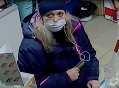 В Камышине полиция ищет «мадам», расплачивающуюся в магазинах чужой банковской картой