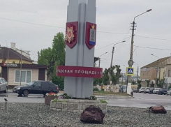 В Камышине рабочие «Благоустройства» высадили цветы в вазоны у новой стелы, оплаченной депутатом Дмитрием Крикуновым