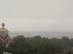 Стена грозового ливня накрыла Волгоград (ВИДЕО)