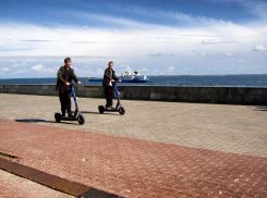 В других городах хотят запретить самокаты, а в Камышине боишься гулять по набережной, так они носятся! - камышанка
