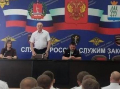 Кого из госавтоинспекторов, которых глава Камышина назвал «дорогими друзьями», наградили по случаю профессионального праздника