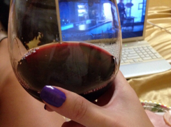 Пенсионер расслабился с незнакомой девицей, и та за его счет сделала себе подарок в виде двух мобильников по 100 тысяч каждый