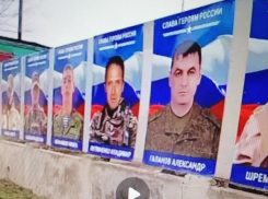 «Спасибо, что стояли до конца»: камышане сами, без властей, как смогли, обустроили галерею героев, погибших на СВО (ВИДЕО)