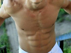 41-летней даме понравился 22-летний парень, и она пропорола ему живот ножом в «порыве чувств»