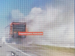 На ленты камышинских пабликов попал жутковатый ролик с горящей фурой на трассе между Камышином и Волгоградом (ВИДЕО)