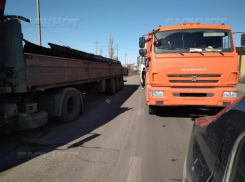 Из-за крупного ДТП парализовало движение на трассе Камышин-Волгоград