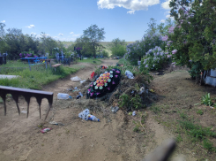 В Камышине на «старом» кладбище горы мусора оставили для «украшения» до самой Пасхи? - камышанка
