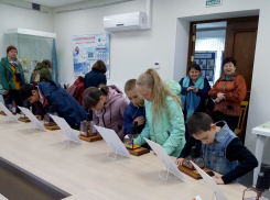 Волонтеры Никольского собора Камышина сводили ребят-инвалидов на чудо-выставку, которую надо смотреть под микроскопом