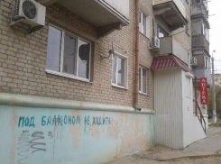 В Камышине один из трех домов, накрытых вместо крыши пленкой, вышел из ремонта