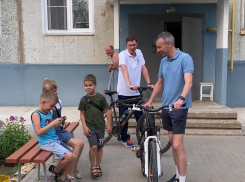 Депутат камышан в Госдуме Алексей Волоцков решил проехать на велосипеде от Елани до Камышина перед Арбузным фестивалем