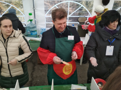Телепрограмма «Акценты» показала, как глава Камышина принародно печет блины, и предположила, зачем он это делает