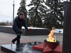 Глава Камышина Станислав Зинченко возложил цветы к вечному огню на Братских захоронениях