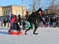 В Камышине в честь Дня студенчества в городском парке посостязались команды на «ватрушках»