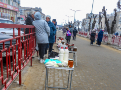В Камышине на стихийном рынке на улице Ленина из-за холода продавцы поднялись с земли, но с тротуара не ушли