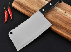 Шок: негодяй забил старую мать до смерти ножами и кухонным топориком