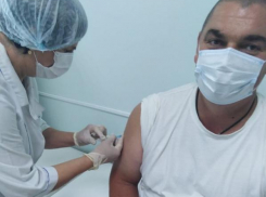 В сельских поселениях Камышинского района первыми приходят для вакцинации от ковида местные главы