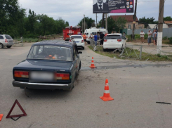 На трассе между Камышином и Волгоградом 85-летний пенсионер за рулем «семерки» спровоцировал столкновение, двух водителей увезли «скорые»