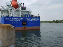 Теплоход, выполняющий рейс Астрахань - Ростов, протаранил ворота шлюза Волго-Донского канала