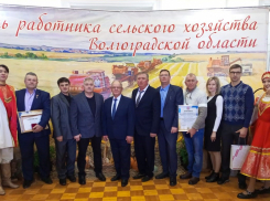 Делегации аграриев Камышинского района на региональном форуме вручают заслуженные награды