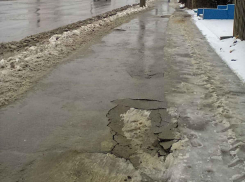 В Камышине тракторы, прочищавшие от наледи тротуар на дамбе, провалили асфальт