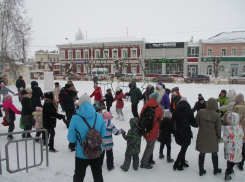 Камышане «зажгли» на встрече с Дедом Морозом у «Дружбы» азартным хороводом на снегу