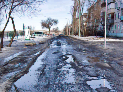 Куда «утек» асфальт с только что отремонтированной улицы Крупской в Камышине? - камышанин