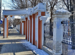 В Камышине администрация городского парка пошла в суд из-за осыпающейся на головы горожан штукатурки у главного входа