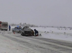Стали известны подробности кошмарной смертельной аварии на заснеженной трассе в Камышинском районе