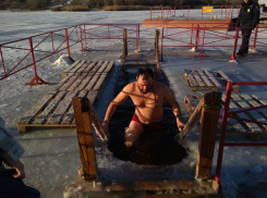 Мужчины с крепким торсом, девушки в бикини: камышане, перекрестившись, шагнули в ледяные крещенские купели