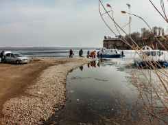 В Камышине частник продолжает перевозить горожан-смельчаков через вскрывшуюся Волгу, безопасность этого маршрута не гарантирует никто