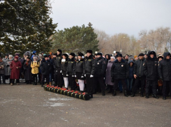 В парке Комсомольцев-добровольцев Камышина новобранцев проводил в армию ветеран Великой Отечественной войны