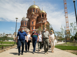 Владимир Путин вышел поздравить россиян на Поклонную гору, Андрей Бочаров - к храму, а Станислав Зинченко - на сайт администрации